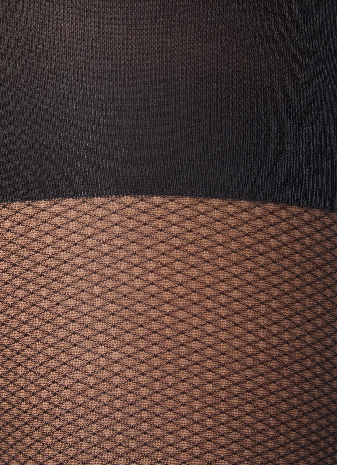 Wolford Backseam Illusion corrigerende netpanty in 30 denier - detail 3 zwart