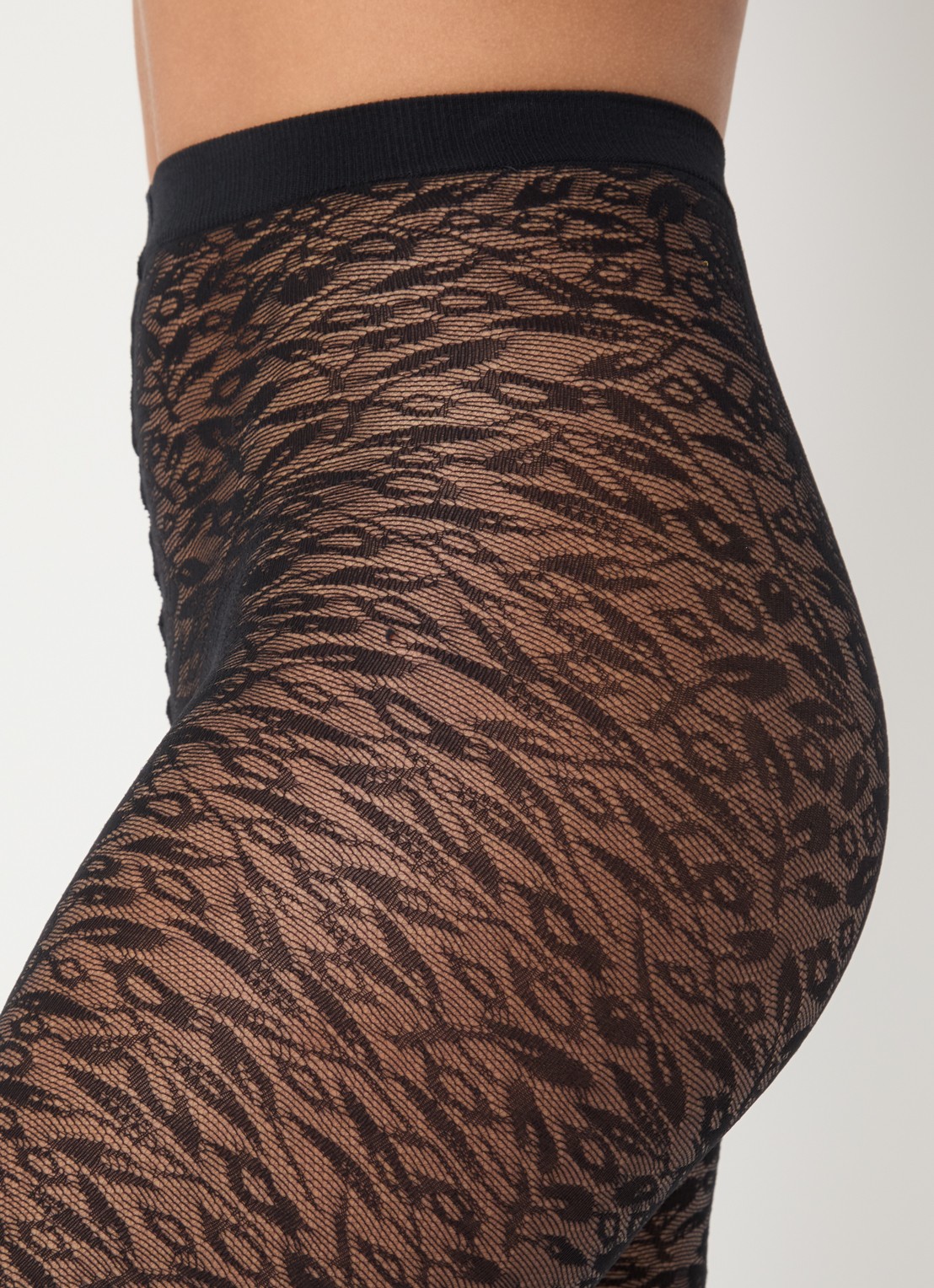 Wolford Bouquet panty met bloemenprint in 30 denier - detail 4 zwart