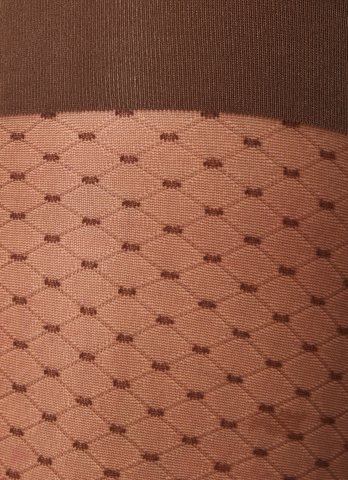 Wolford Control Dots panty in 20 denier met stippenprint - detail 3 bruin