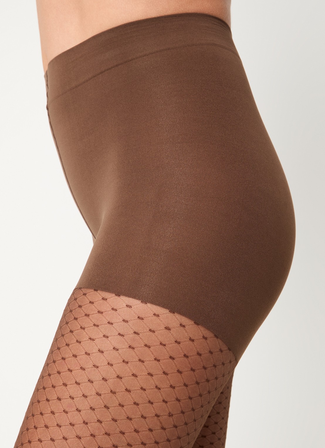 Wolford Control Dots panty in 20 denier met stippenprint - detail 4 bruin