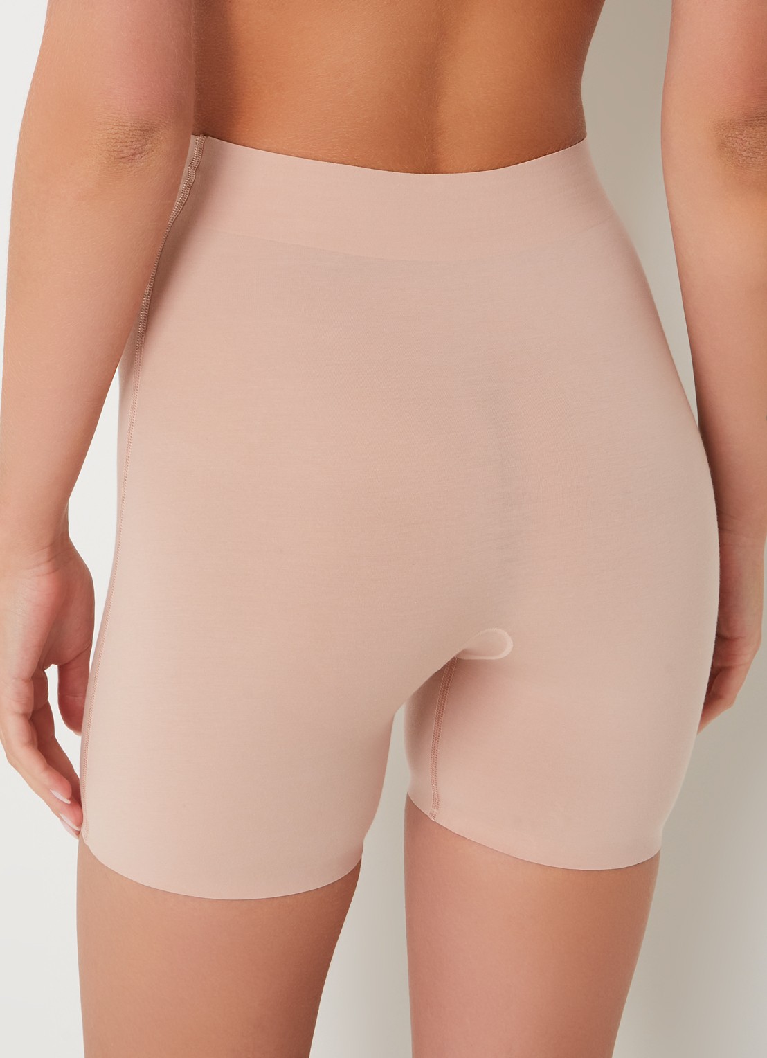 Wolford Cotton Contour corrigerende short - achterkant lichtroze
