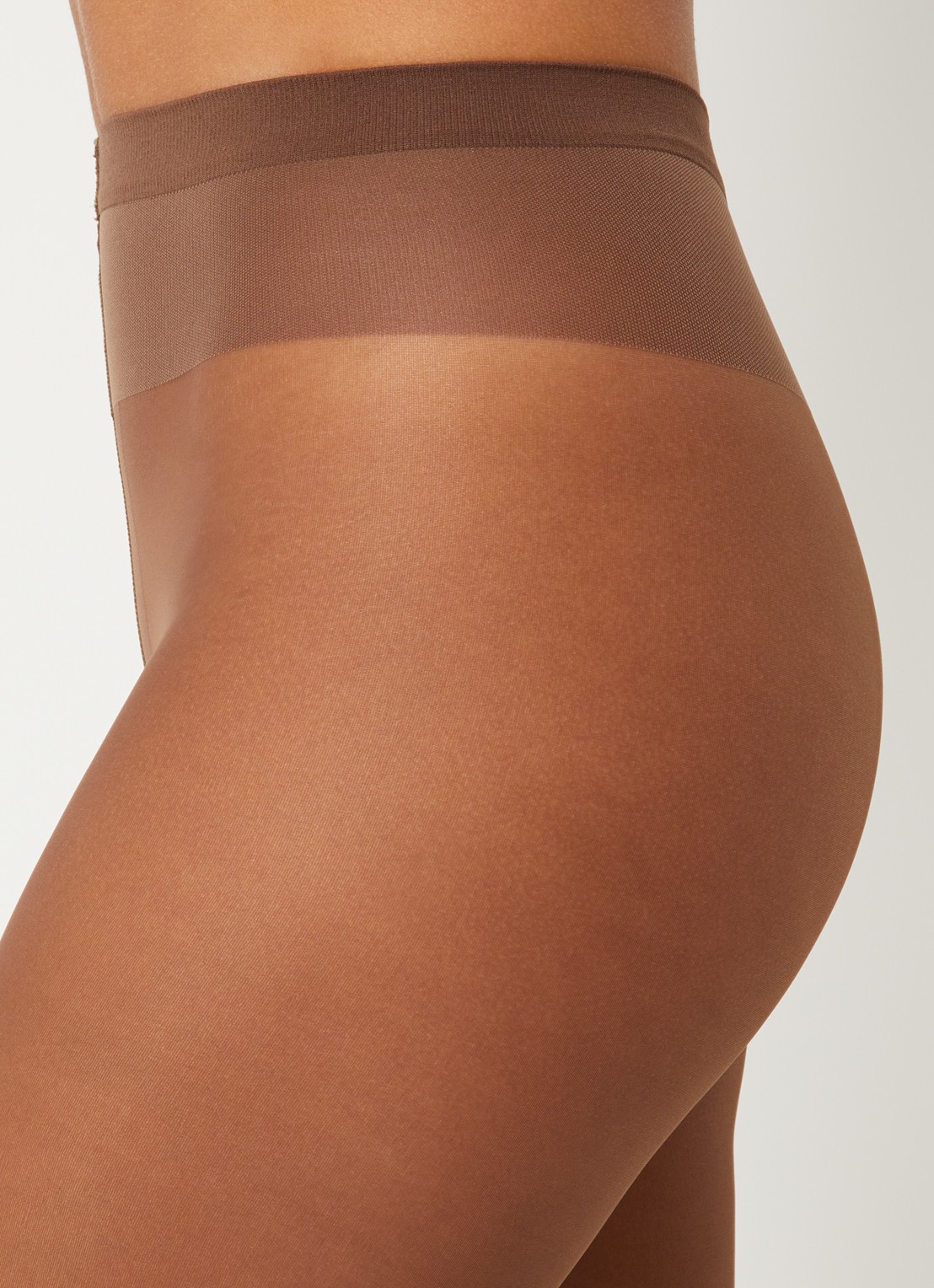Wolford Individual panty in 20 denier - detail 4 chocoladebruin
