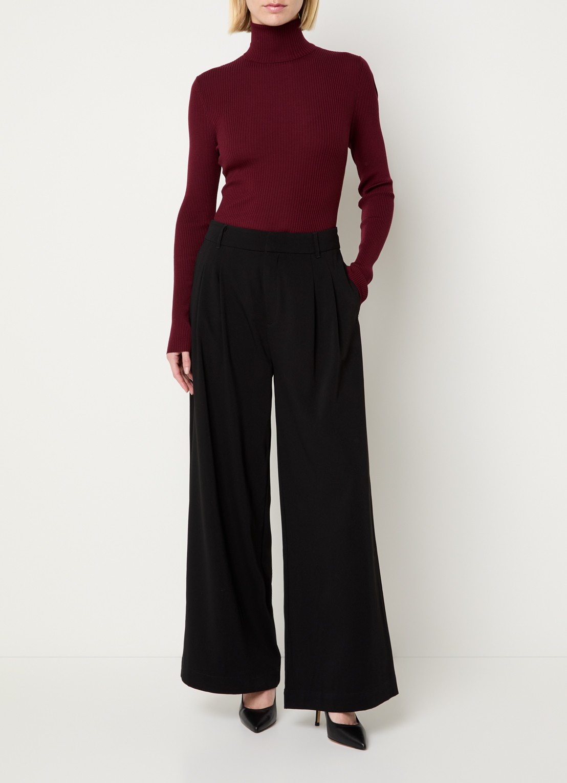 Wolford Merino ribgebreide coltrui van wol - voorkant 2 bordeauxrood