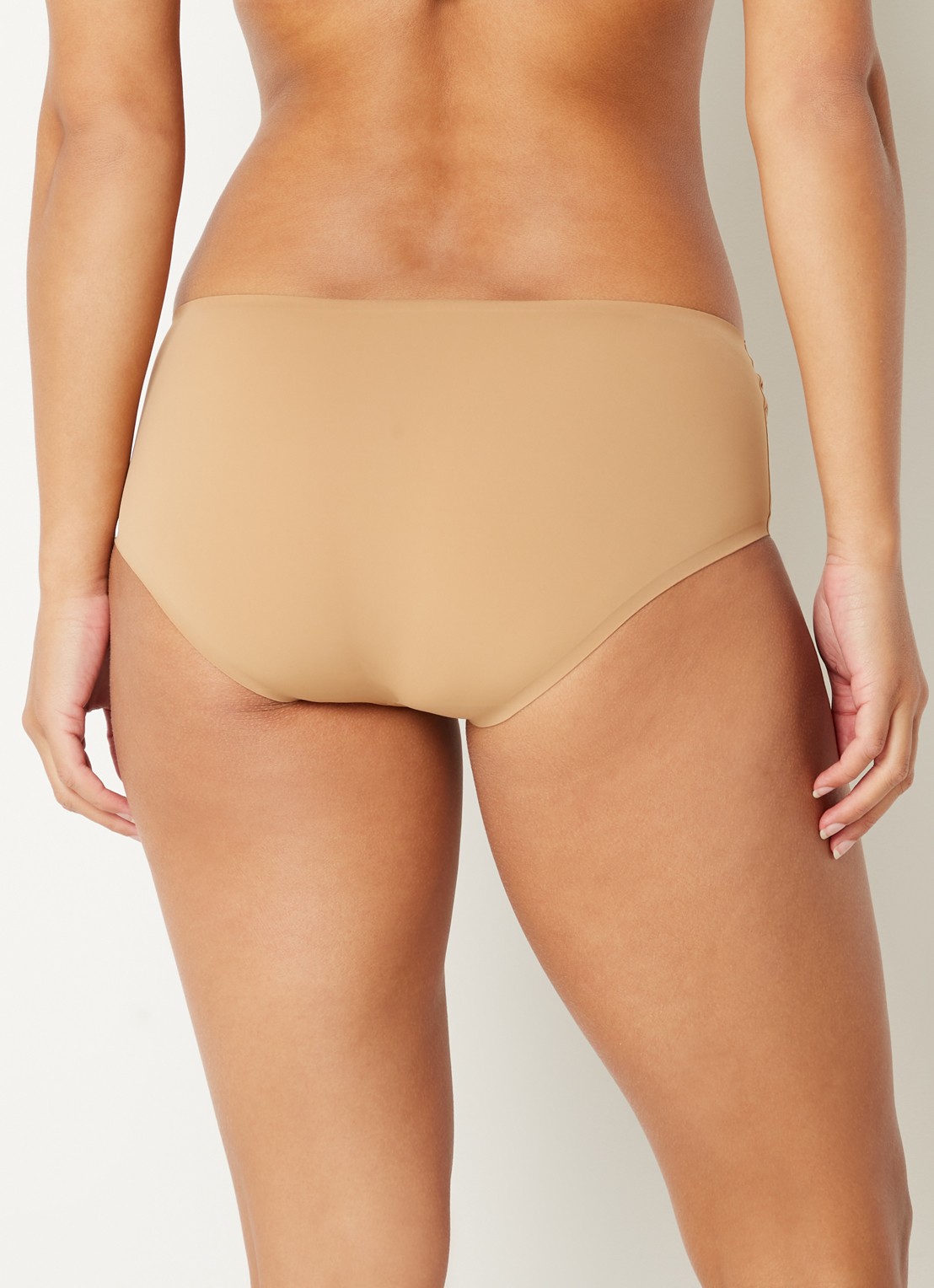 Wolford Pure naadloze slip - achterkant 3 donkerbeige
