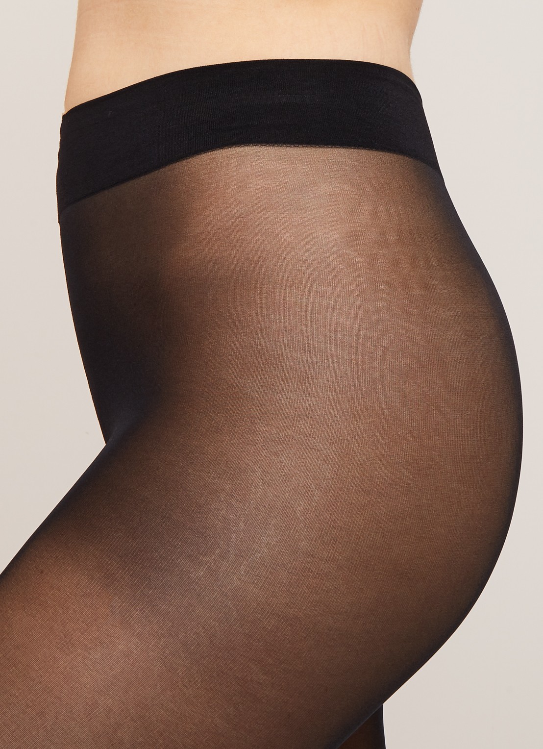 Wolford Pure Shimmer Concealer panty in 40 denier - detail 2 zwart