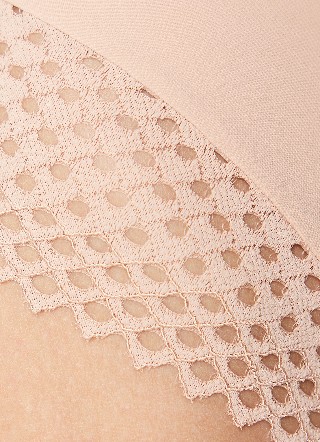 Wolford Romantic high waisted corrigerende hipster met opengewerkt dessin - detail 3 beige