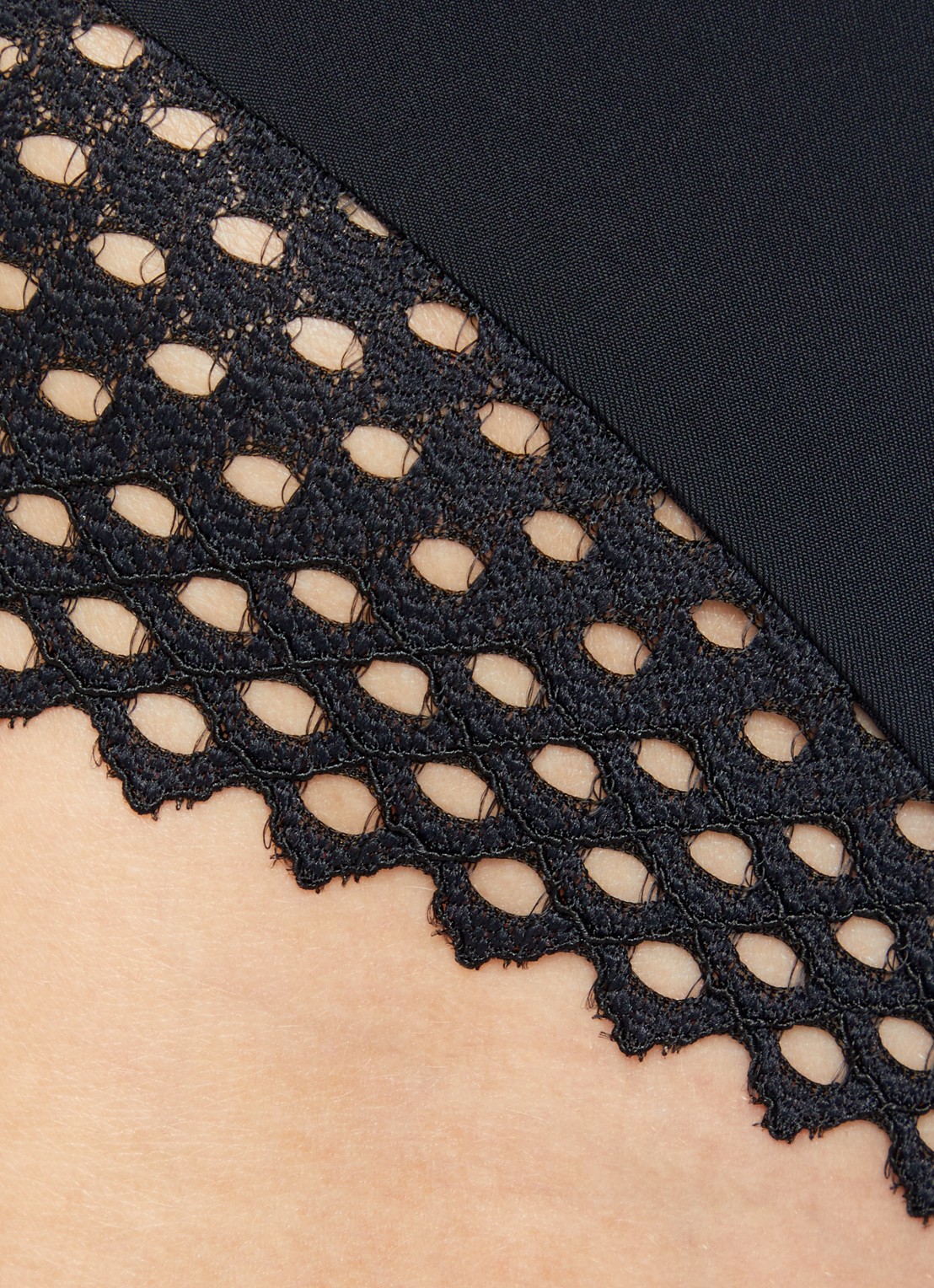 Wolford Romantic high waisted corrigerende hipster met opengewerkt dessin - detail zwart