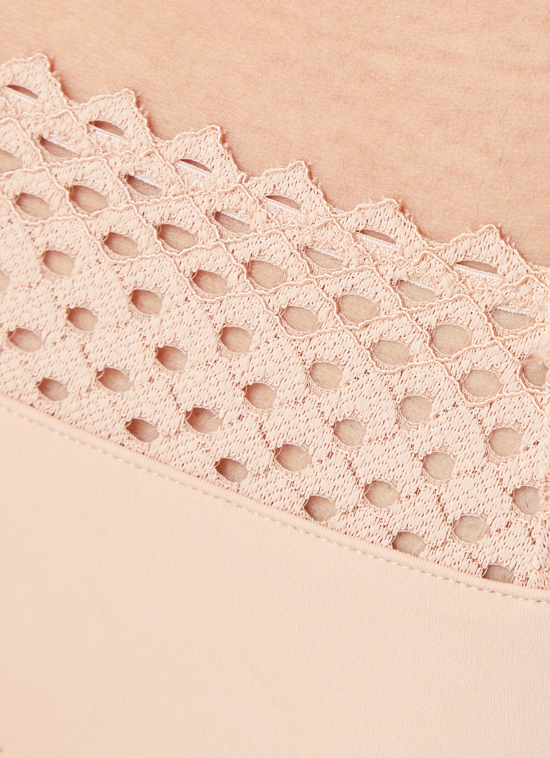 Wolford Romantic string met opengewerkt dessin - detail 5 zalmroze