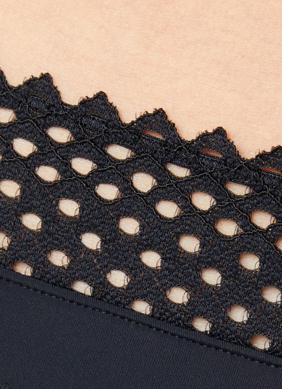 Wolford Romantic string met opengewerkt dessin - detail zwart