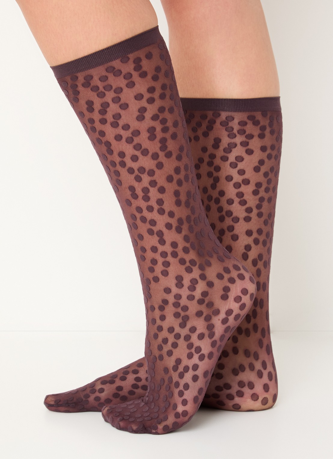 Wolford Sweet Dots pantysokken met stippenprint in 20 denier - voorkant 2 aubergine