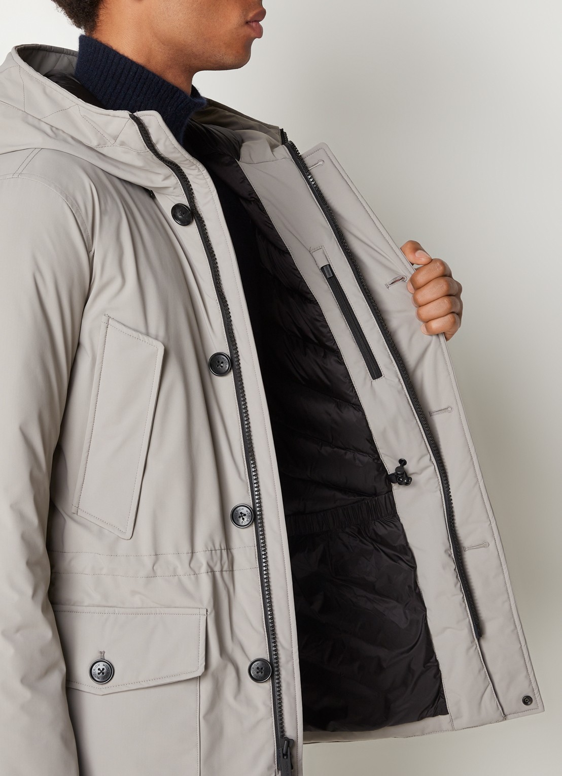 Woolrich Artic parka met donsvulling en klepzakken - detail 4 donkerbeige
