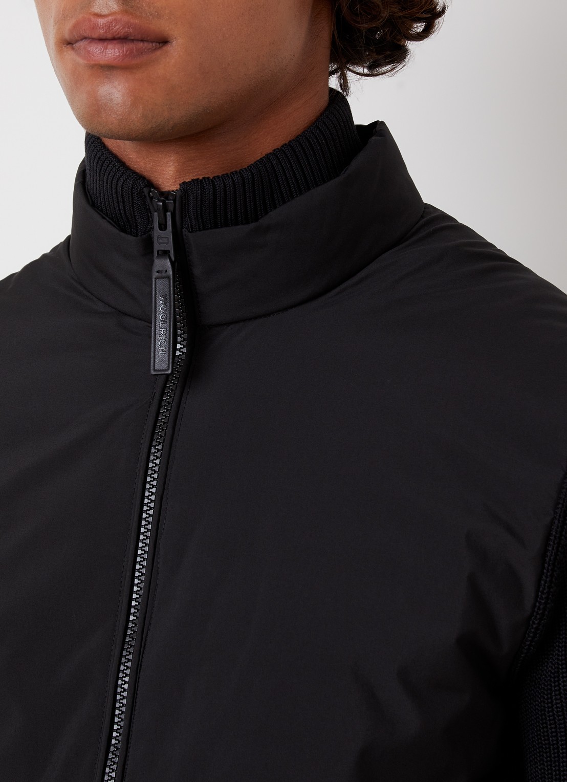 Woolrich Cloud Hybrid ribgebreid vest met gewatteerd voorpand en donsvulling - detail 5 zwart