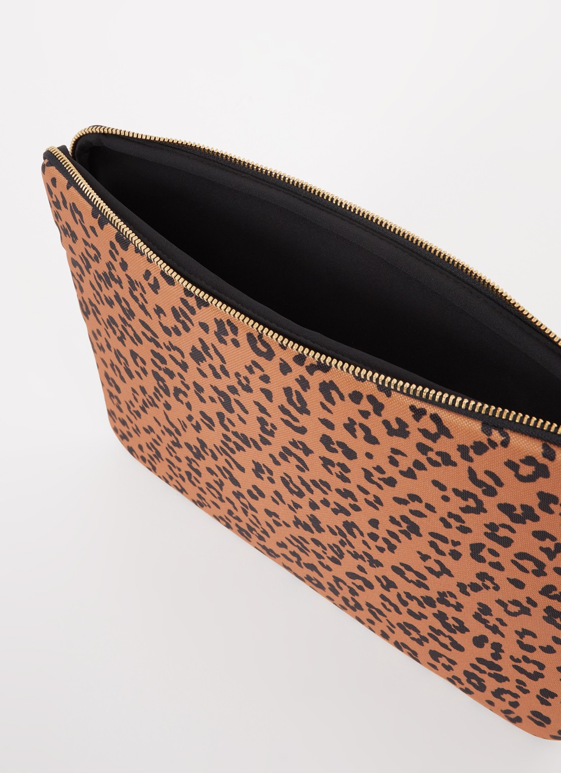 Wouf Agar laptophoes 13 en 14 inch met panterprint - detail 2 oranjebruin