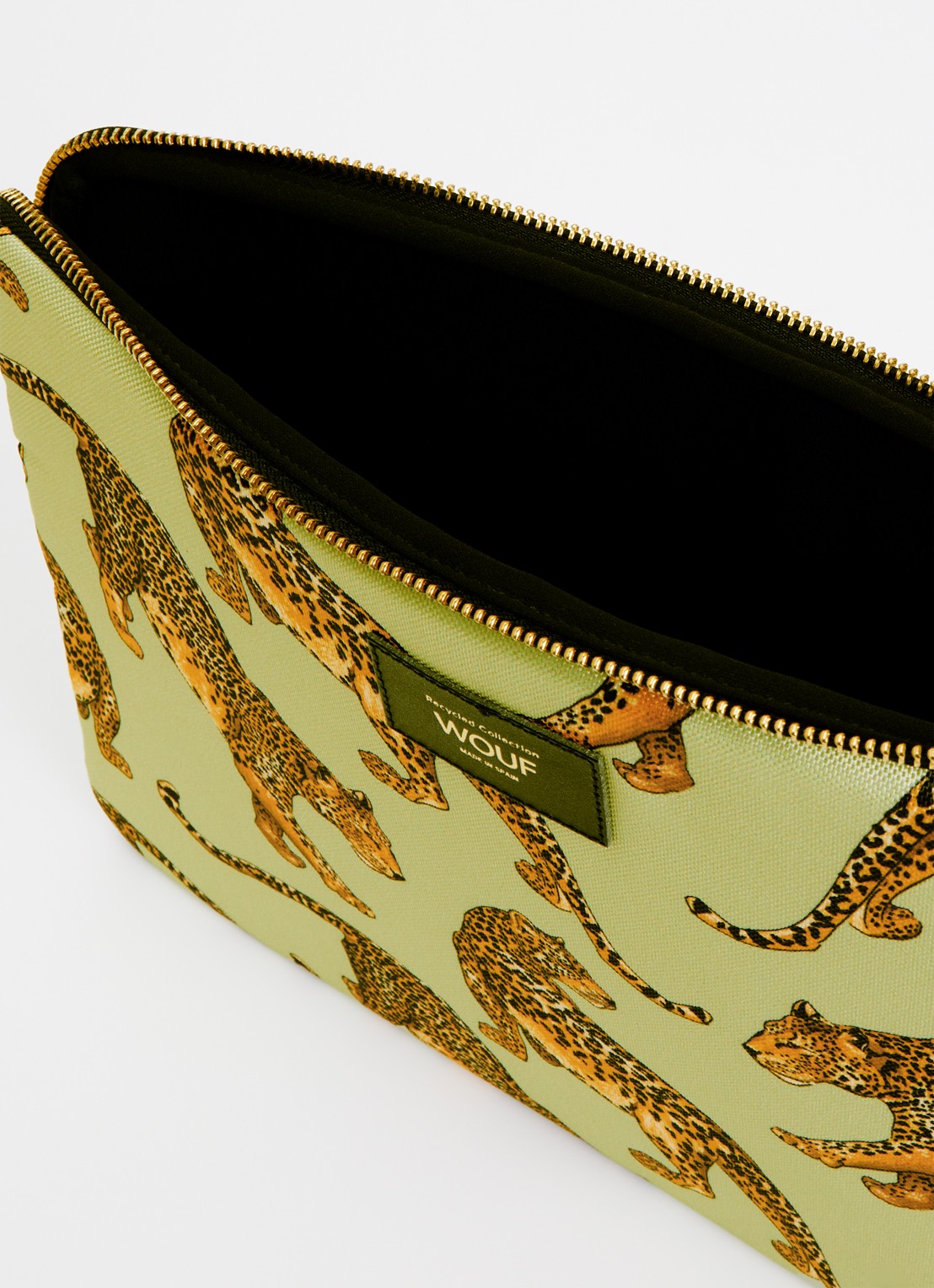 Wouf Avo Leopard laptophoes 13 en 14 inch met print - detail 2 lindegroen