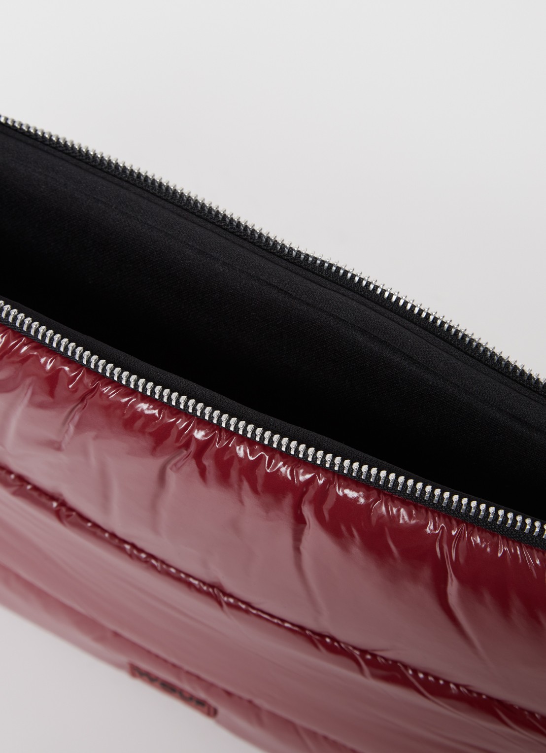 Wouf Glossy laptophoes 13 en 14 inch - detail 2 bordeauxrood