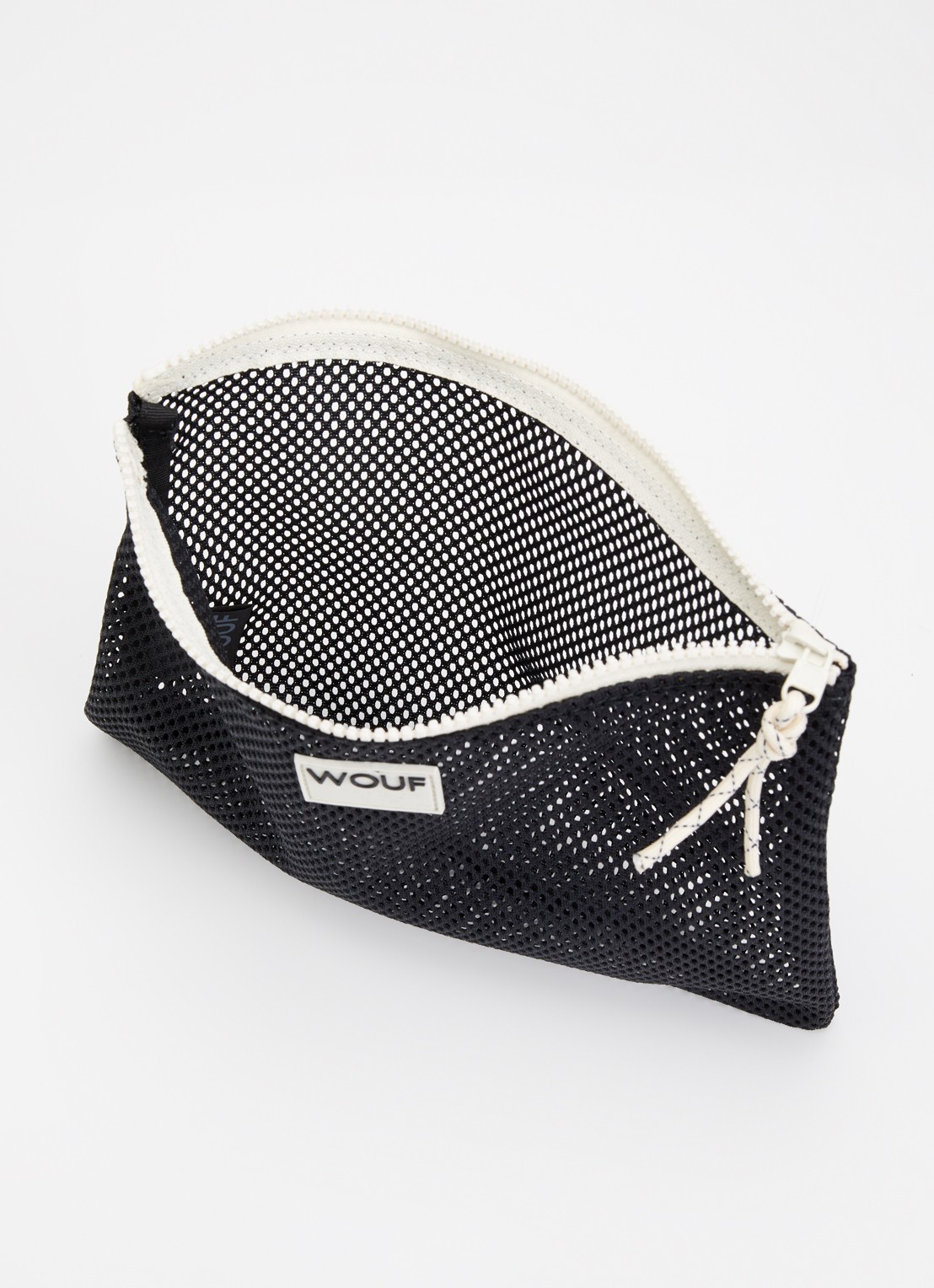 Wouf Onyx toilettas van mesh met logo  - detail zwart
