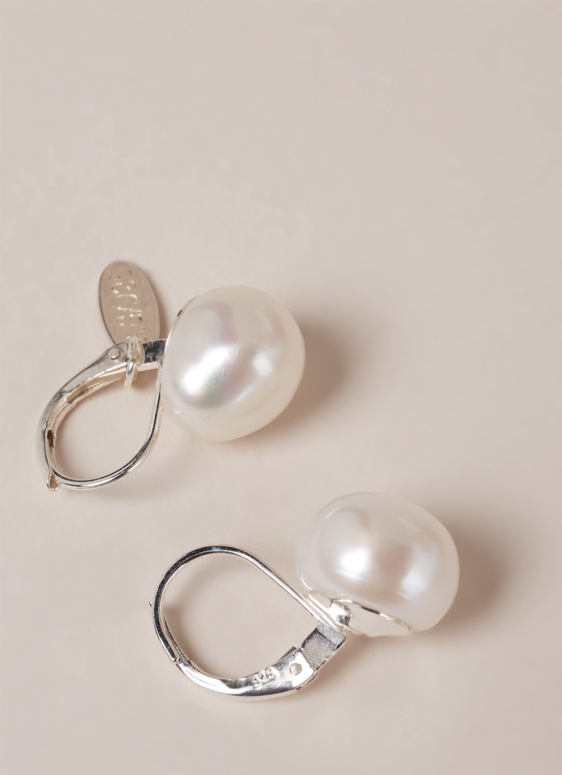 Wouters & Hendrix Wouters & Hendrix Oorhangers met parel - voorkant 3 zilver