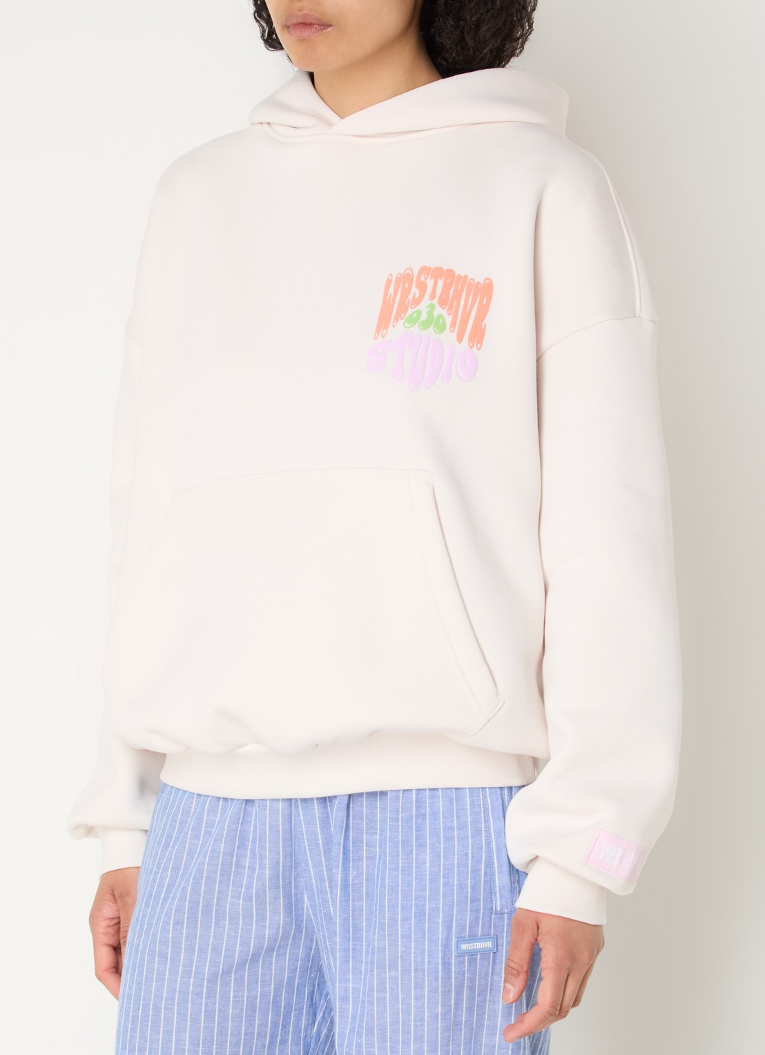 WRSTBHVR Flynn hoodie met front- en backprint - achterkant 5 gebroken wit