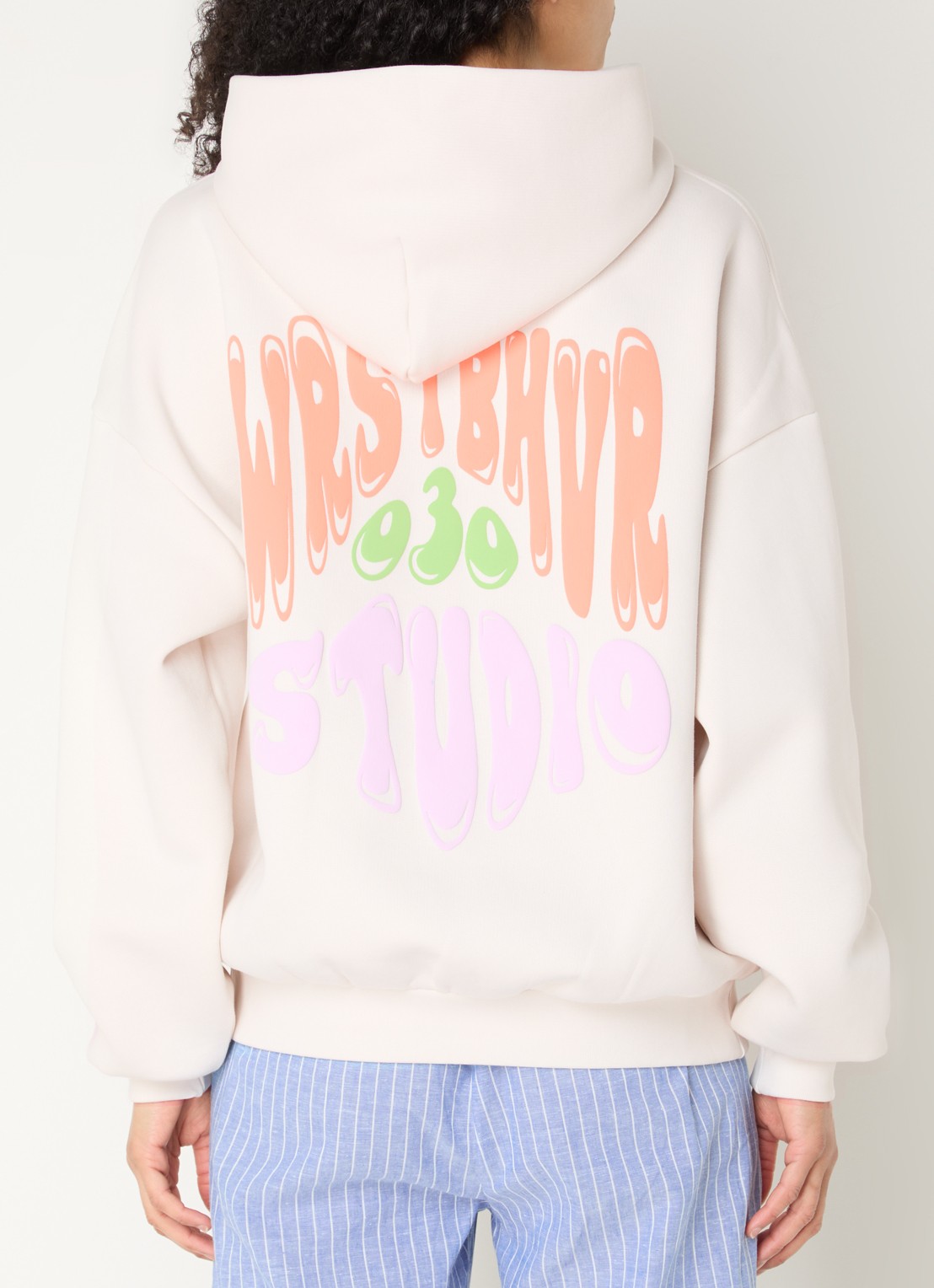 WRSTBHVR Flynn hoodie met front- en backprint - detail 3 gebroken wit