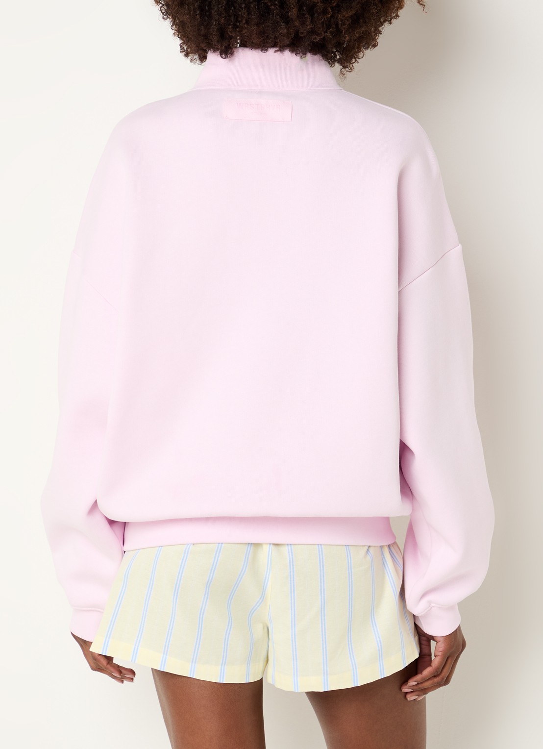 WRSTBHVR Frido sweater met polokraag en 3D logo - achterkant lichtroze
