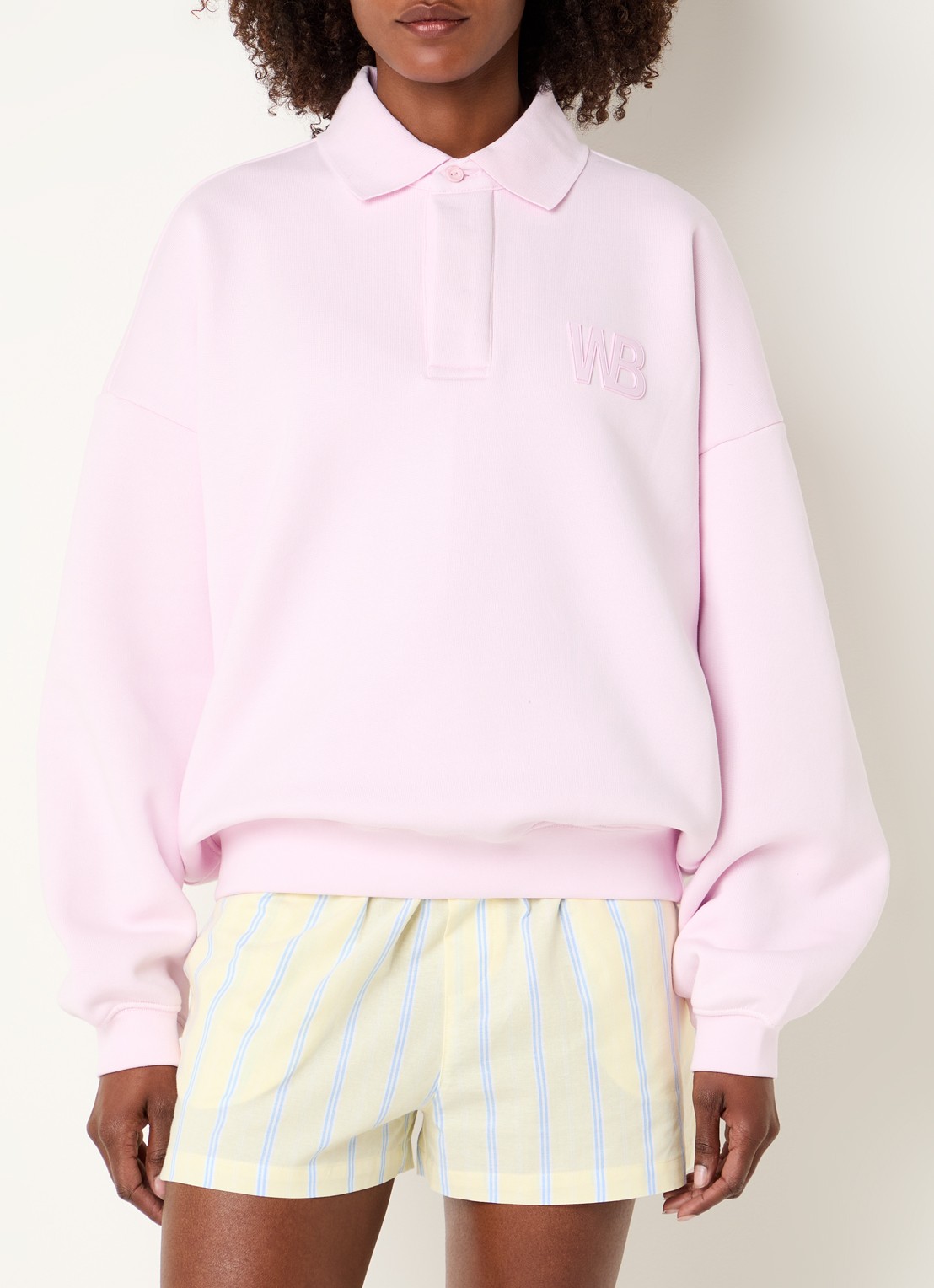 WRSTBHVR Frido sweater met polokraag en 3D logo - detail 2 lichtroze