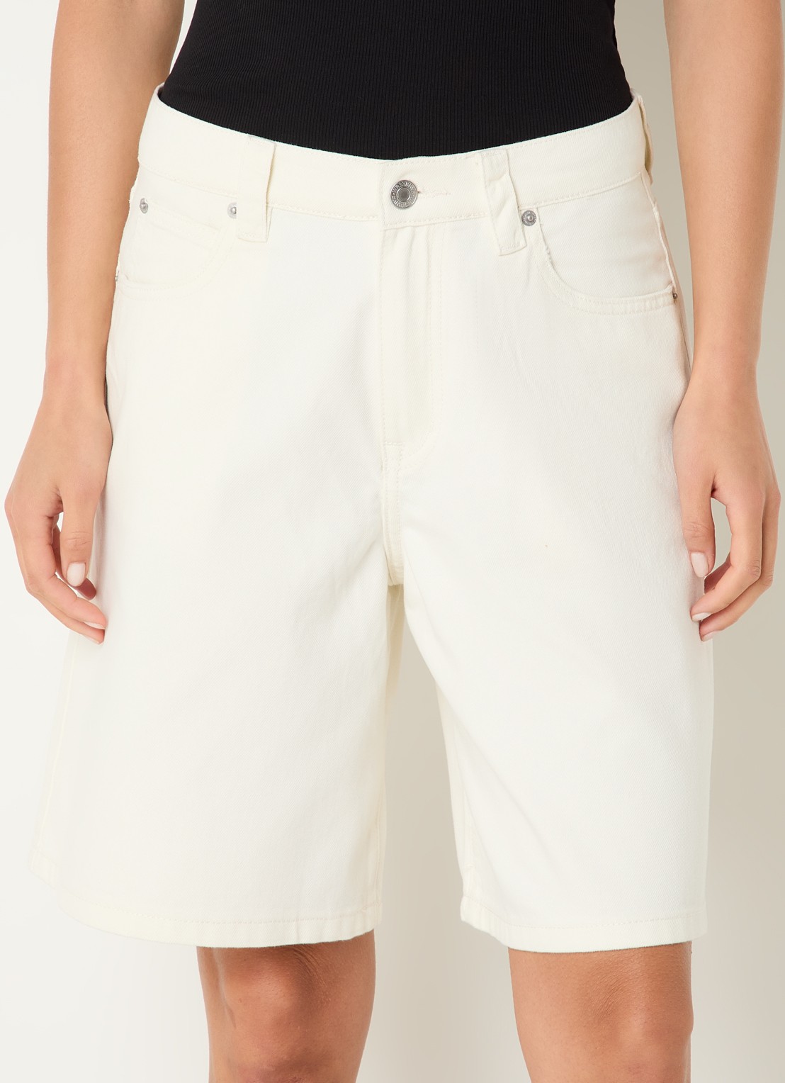 WRSTBHVR Yumi high waist wide leg korte broek van denim - detail 4 gebroken wit