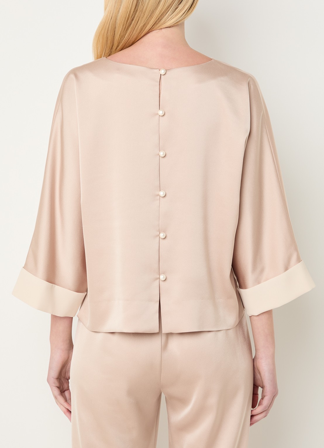 Xandres Halia blouse van satijn met trompetmouw - achterkant beige