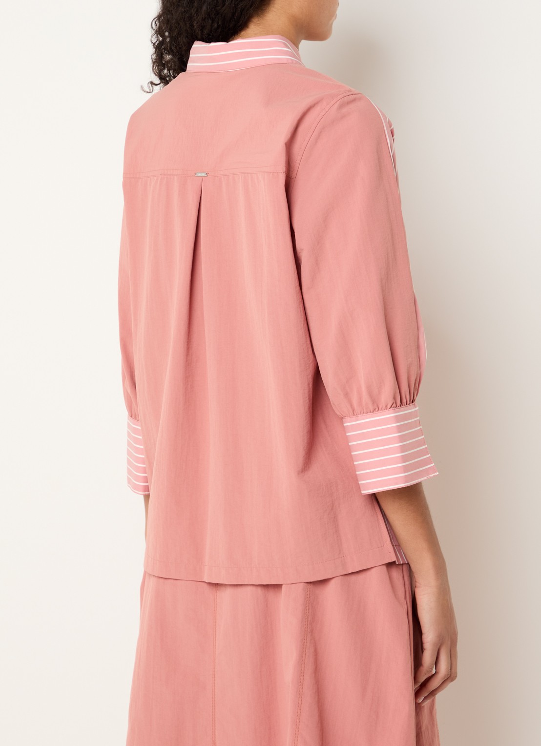 Xandres Hatriena blouse met streepprint - achterkant 4 koraal