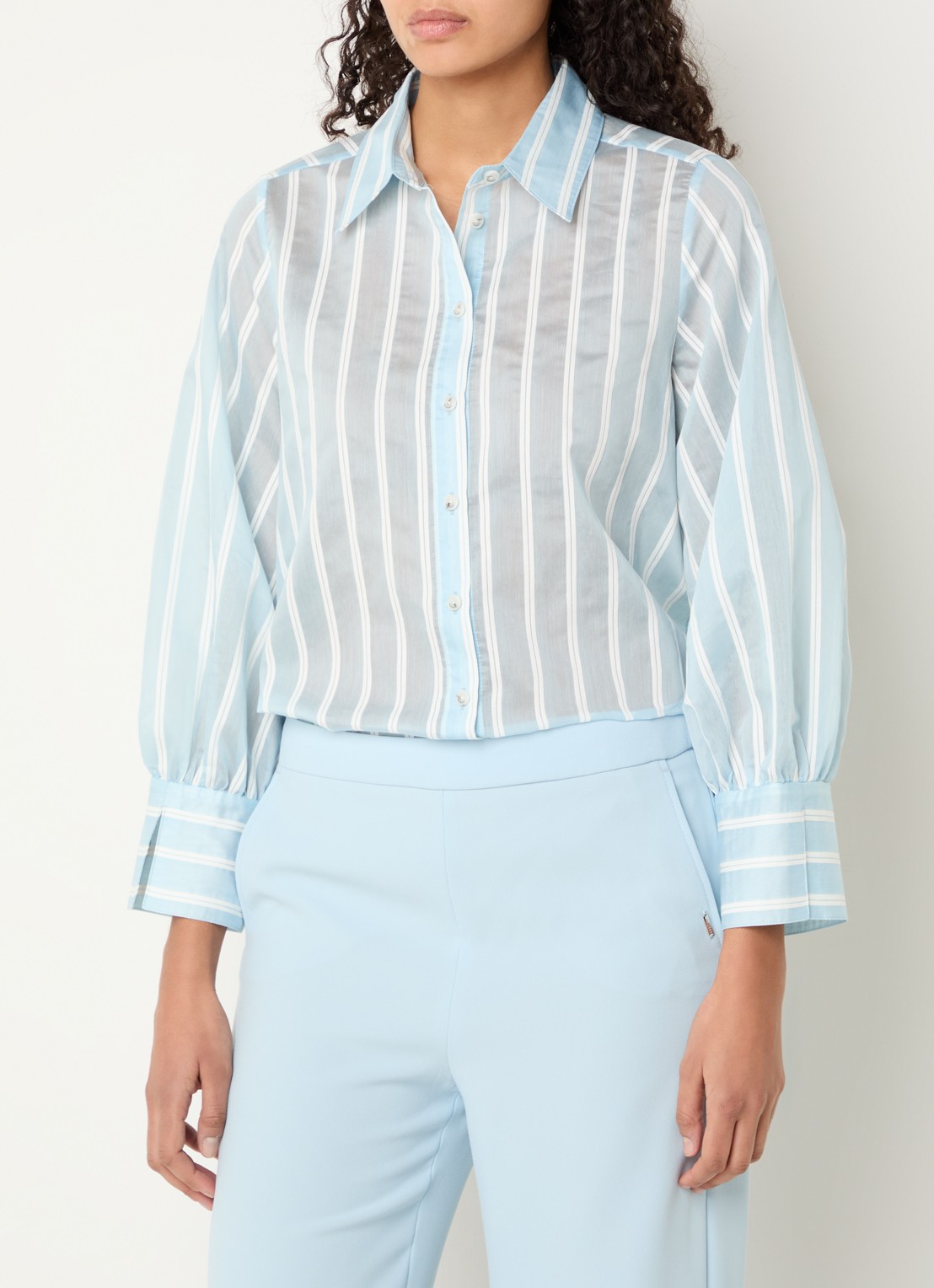 Xandres Heloisa semi-transparante blouse met streepprint - detail lichtblauw