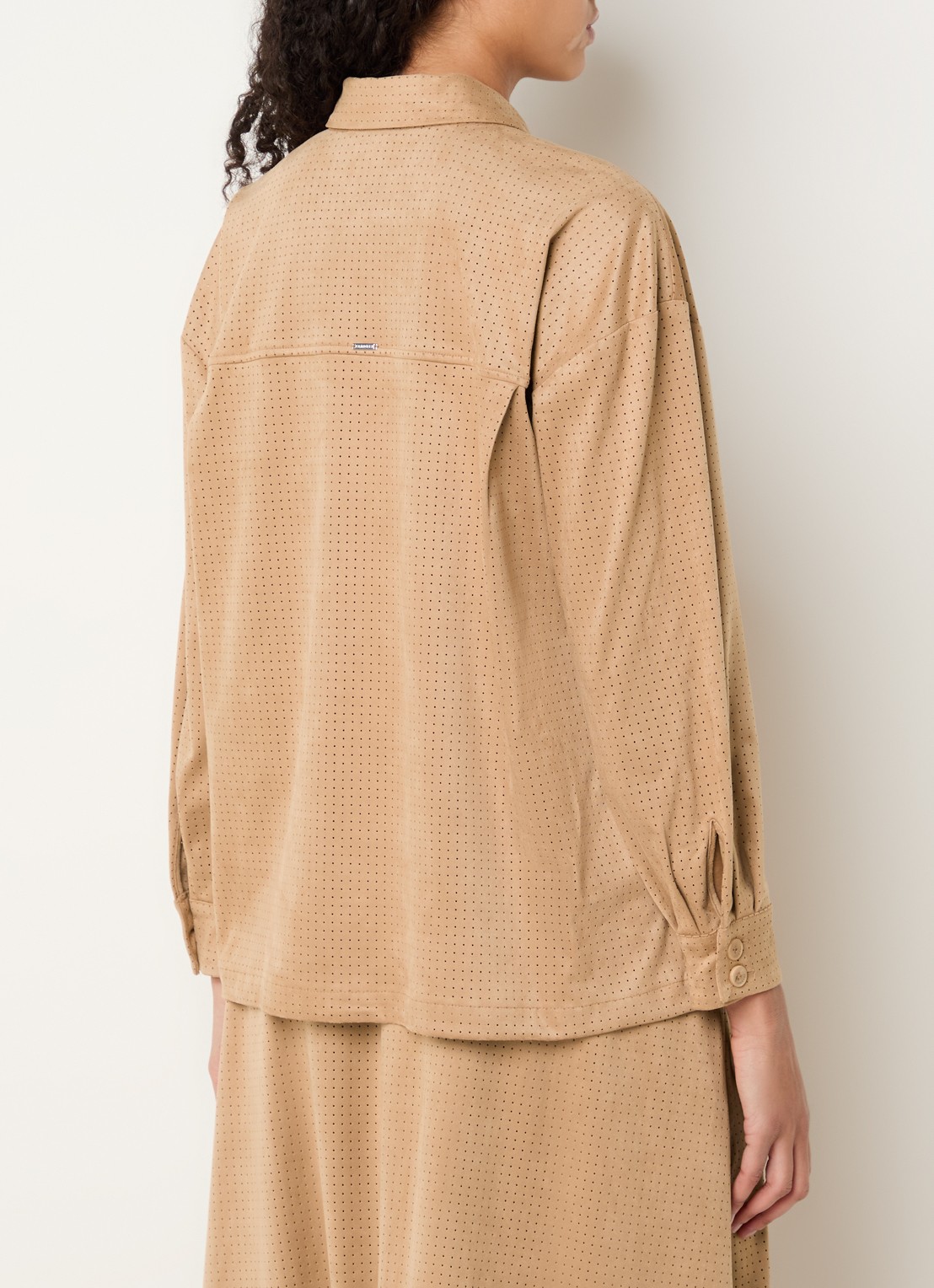 Xandres Henriette blouse van imitatiesuède met stippenprint - achterkant camel