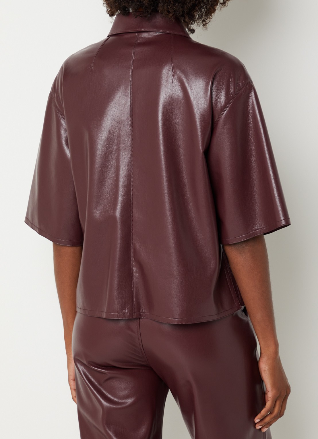 Xandres Horris blouse van imitatieleer met borstzak - achterkant aubergine