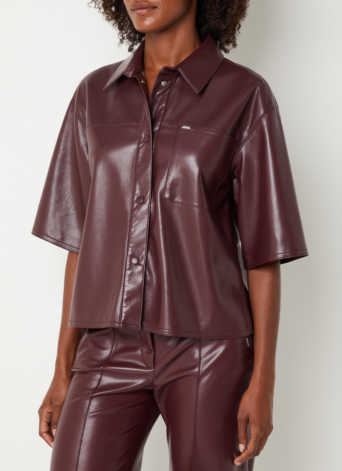Xandres Horris blouse van imitatieleer met borstzak - detail 2 aubergine