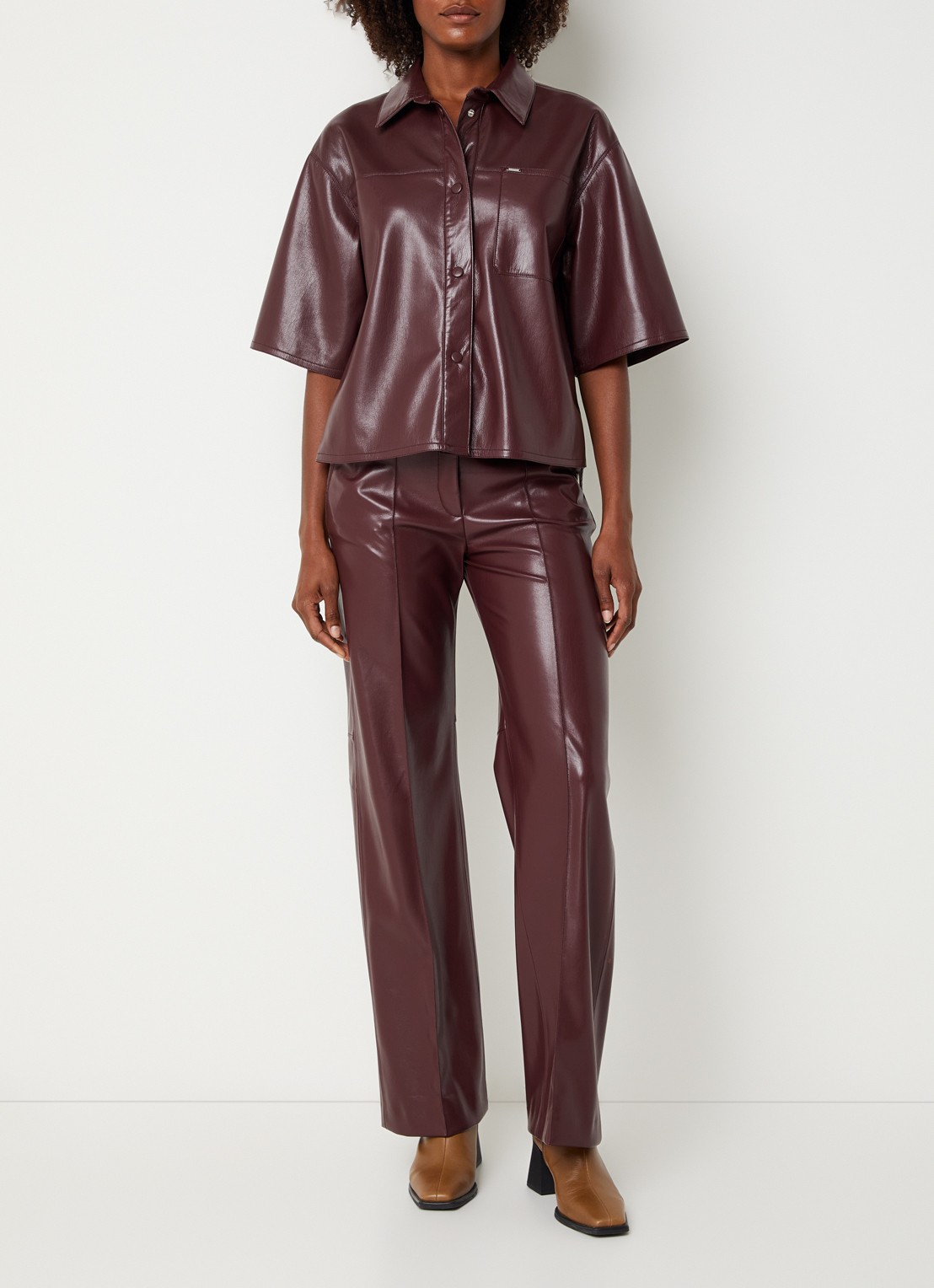 Xandres Horris blouse van imitatieleer met borstzak - voorkant 4 aubergine