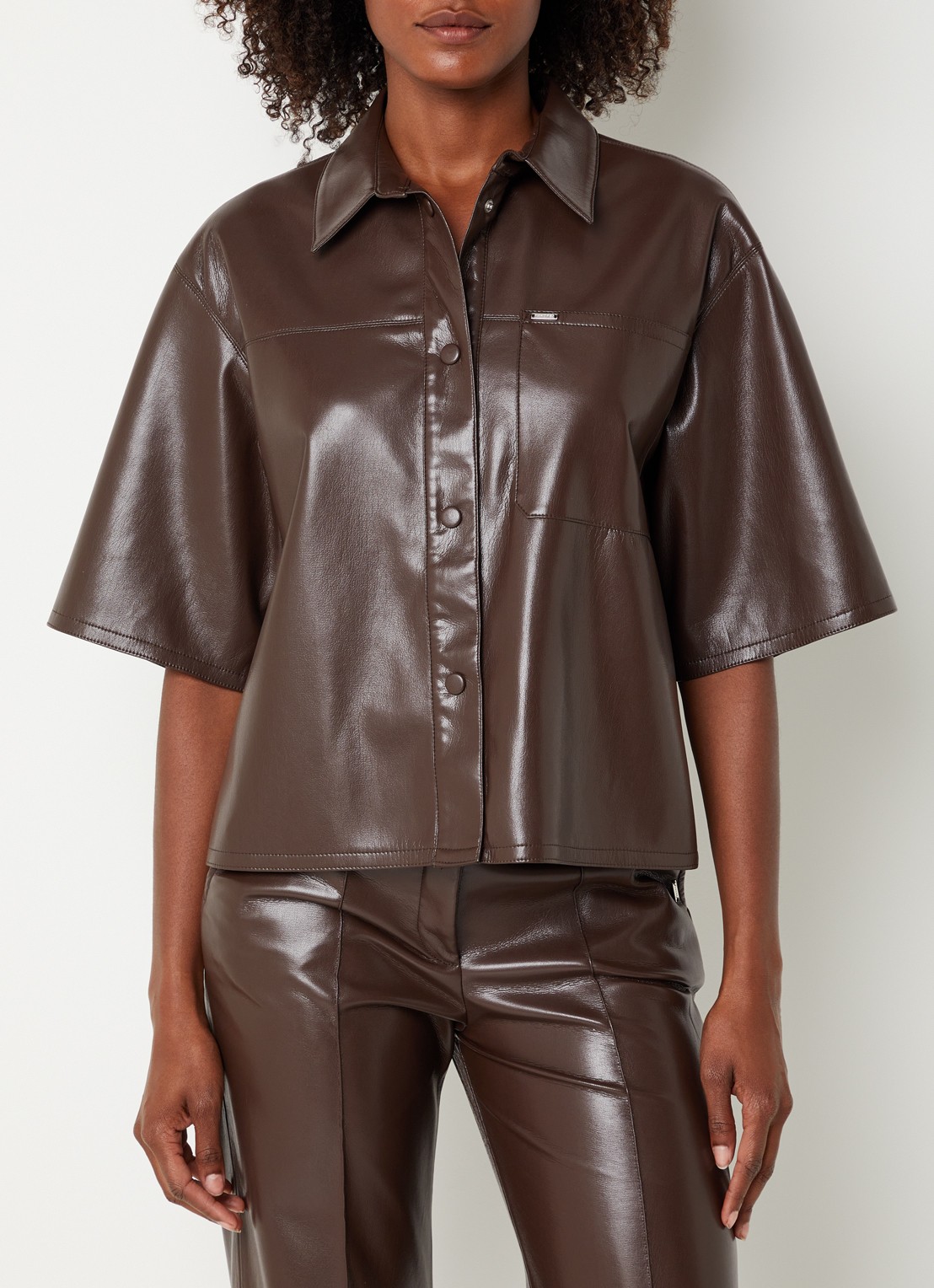 Xandres Horris blouse van imitatieleer met borstzak - detail 3 donkerbruin