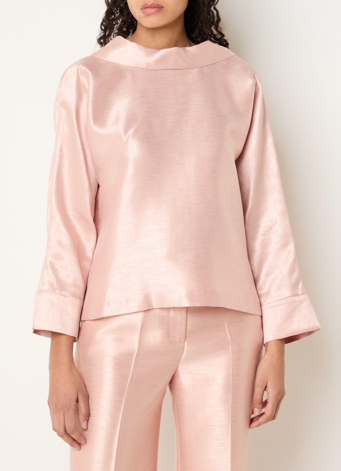 Xandres Hubje blouse met metallic finish - achterkant zalmroze