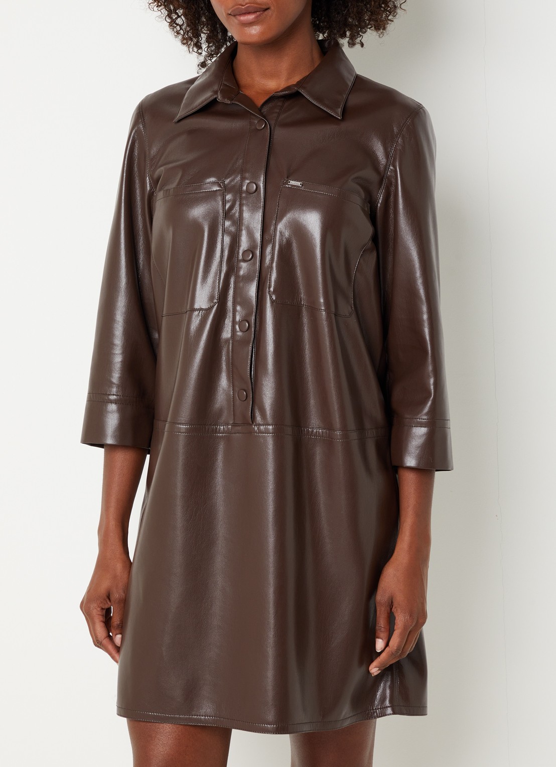 Xandres Kobien mini blousejurk van imitatieleer - detail donkerbruin