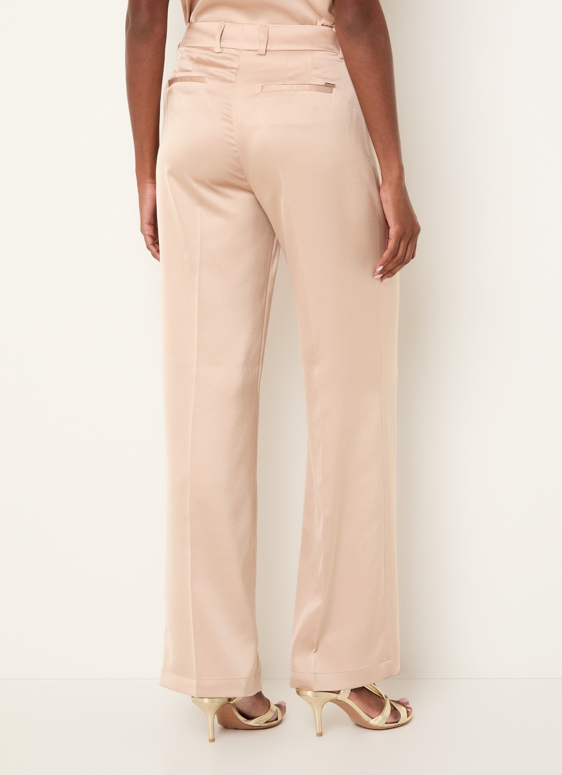 Xandres Puko mid waist straight fit pantalon van satijn - achterkant 4 goud