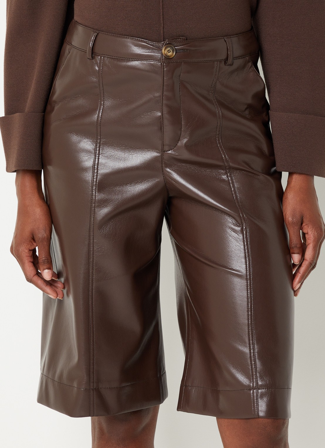 Xandres Puzanne high waist straight fit korte broek van imitatieleer - detail donkerbruin