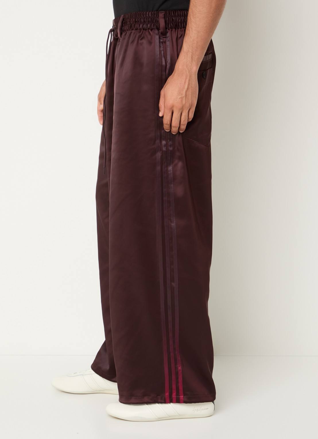 Y-3 Loose fit trainingsbroek van satijn met streepprint - detail 5 bordeauxrood