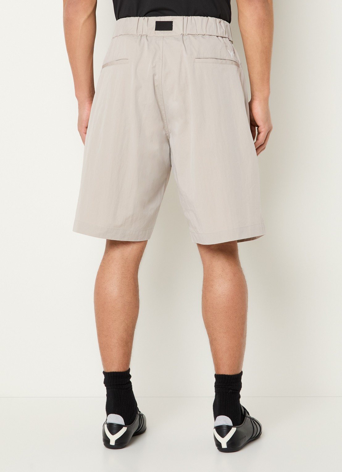 Y-3 Straight fit korte cargobroek met steekzakken - achterkant grijs