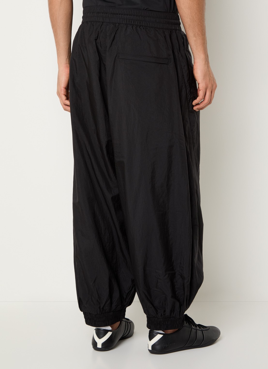Y-3 Wide fit joggingbroek met logo en steekzakken - achterkant zwart