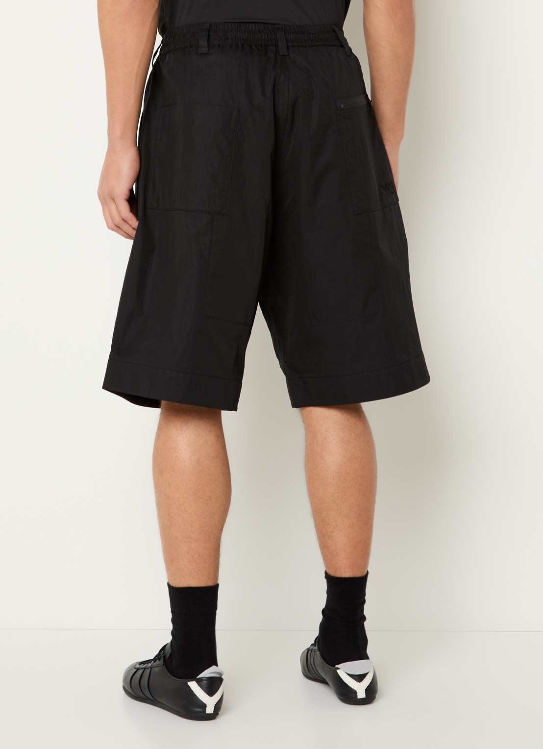 Y-3 Wide fit korte cargobroek met steekzakken - achterkant zwart