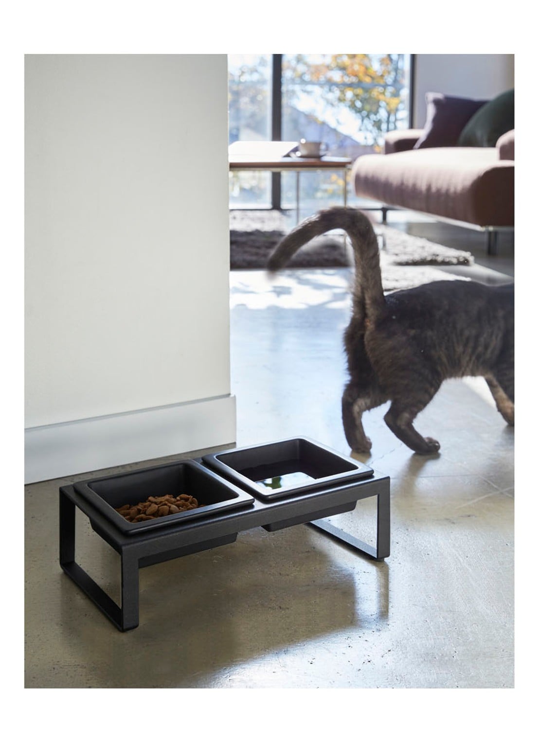 Yamazaki Tower Tall voerbak voor katten 29 x 15,5 cm - voorkant 2 zwart