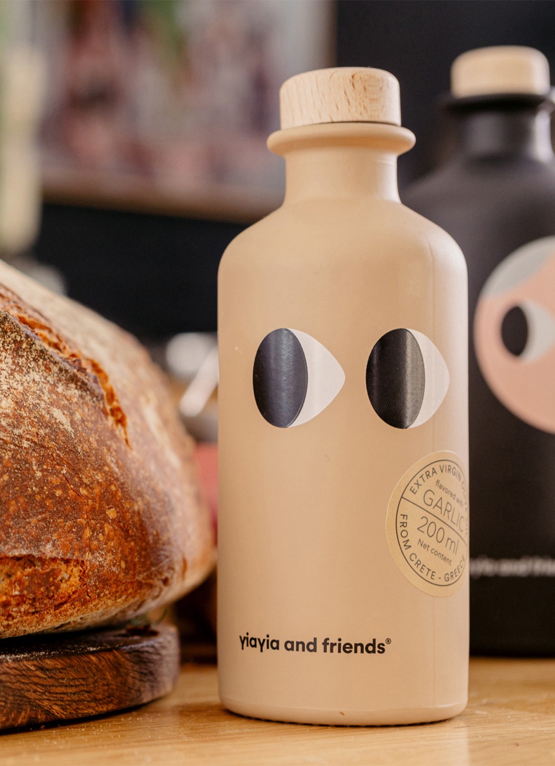 yiayia and friends Infused Garlic Extra Vierge olijfolie 200 ml - detail 4 beige