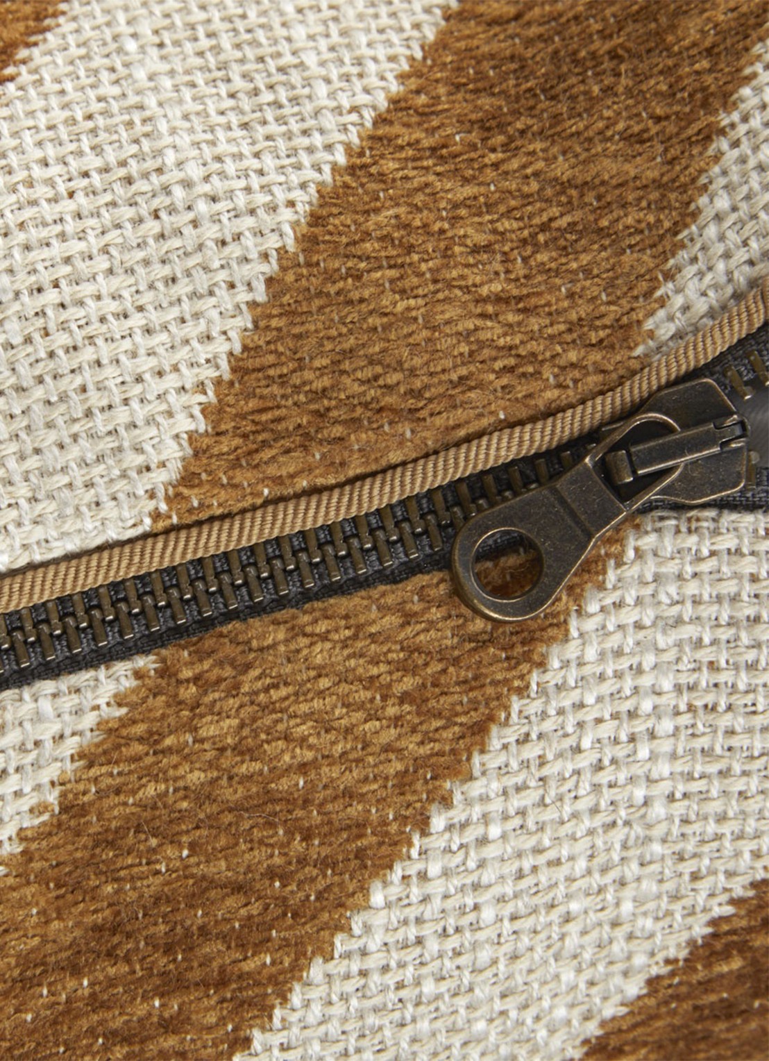 Yves Delorme Calisson sierkussenhoes - detail 4 donkerbeige