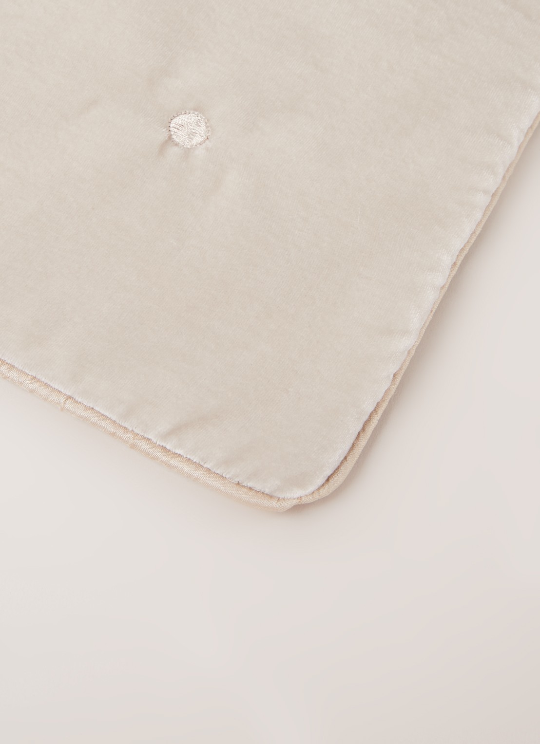 Yves Delorme Cocon sierkussen 45 x 45 cm  - detail beige