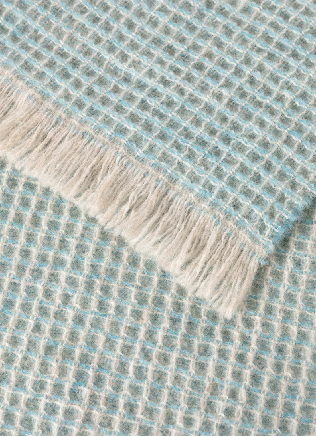 Yves Delorme Cosy plaid van scheerwol met franjes 130 x 170 cm - achterkant lichtblauw