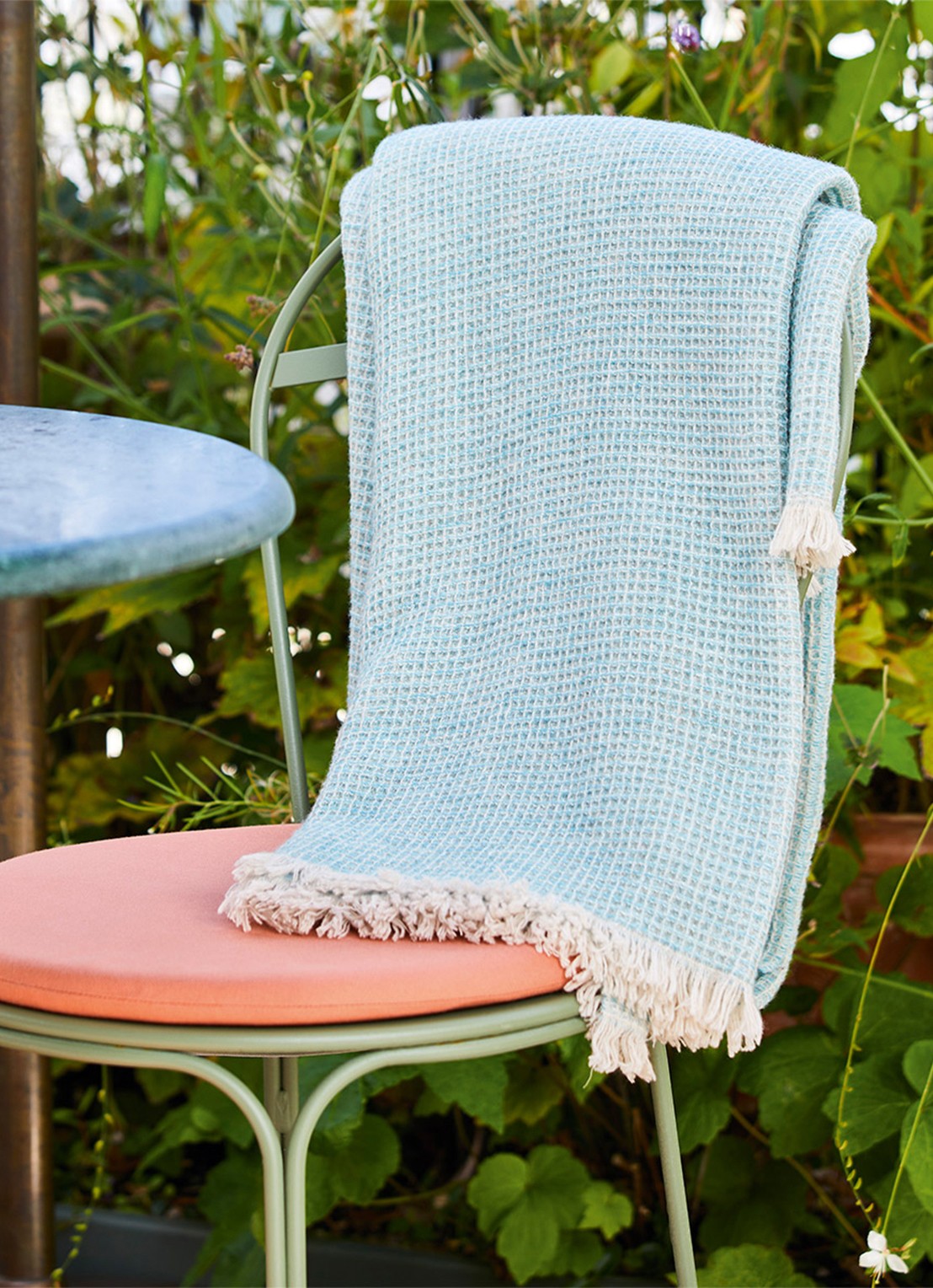 Yves Delorme Cosy plaid van scheerwol met franjes 130 x 170 cm - detail 4 lichtblauw