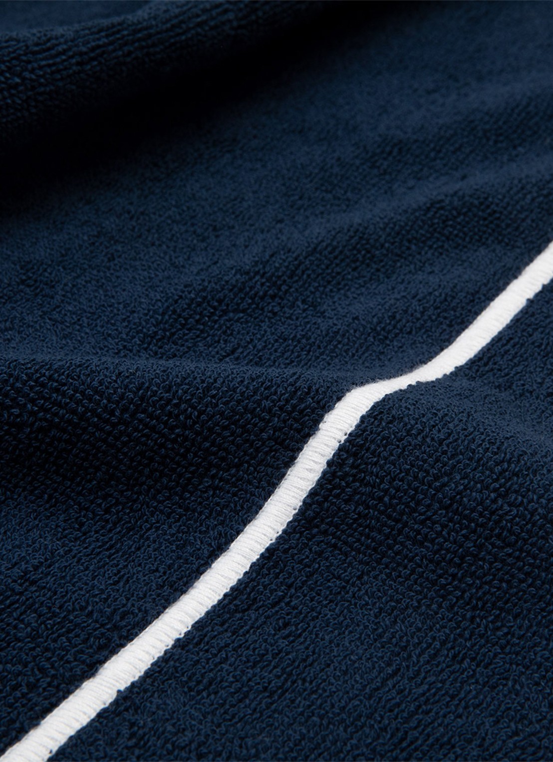 Yves Delorme Croisiere strandlaken  - 480 gr/m2 - 92 x 200 cm - detail donkerblauw