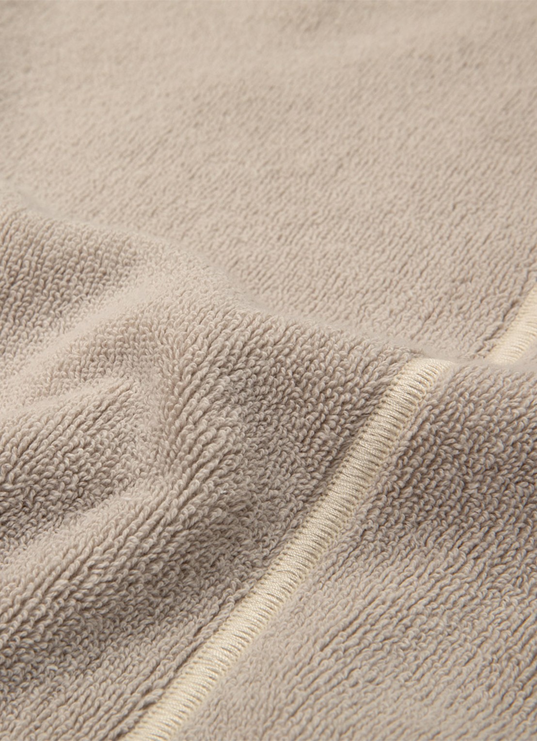 Yves Delorme Croisiere strandlaken  - 480 gr/m2 - 92 x 200 cm - detail 2 lichtbruin